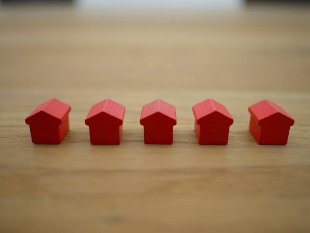 Foto rode huisjes op een tafel